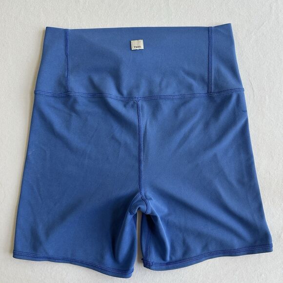 VUORI Clean Elevation Womens MEDIUM Shorty Blue BIKE SHORT 5” inseam - Picture 1 of 4